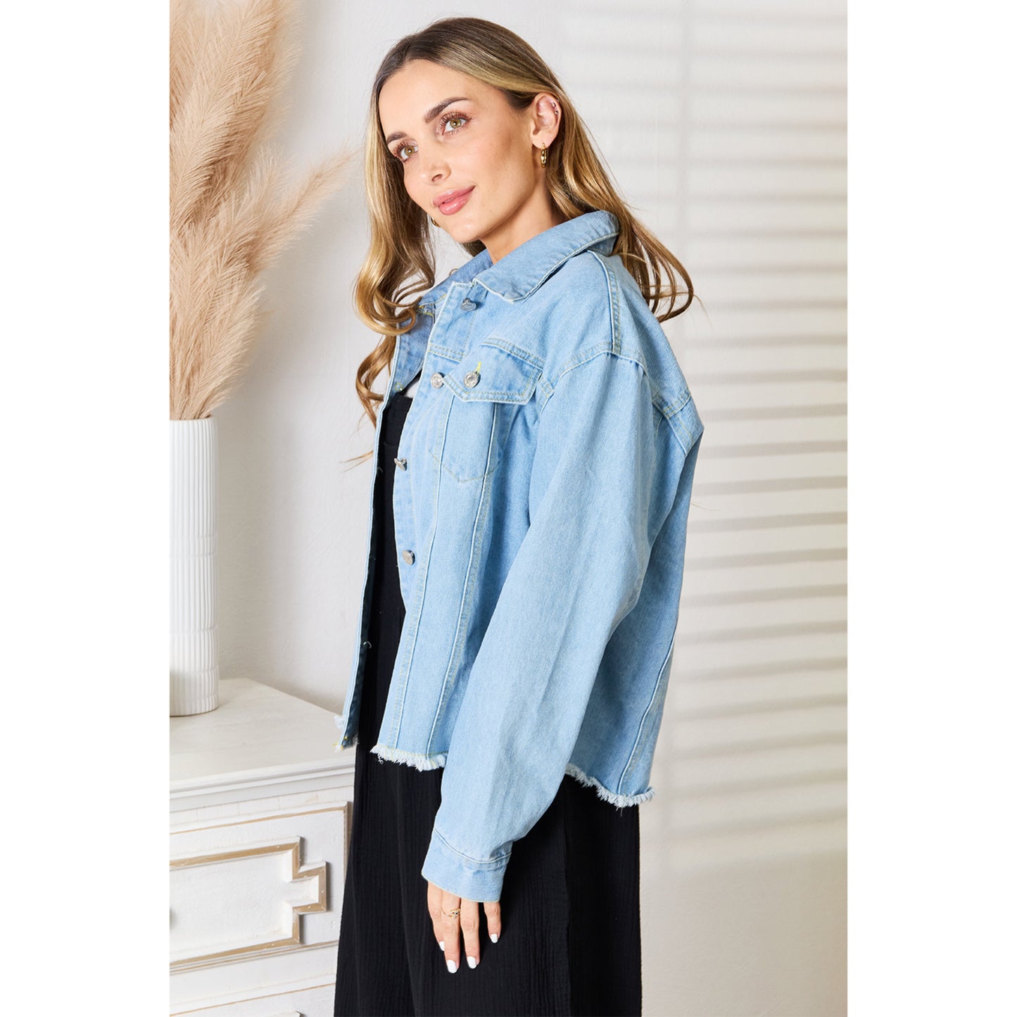 Denimjacka med råkant och nedsläppta axlar
